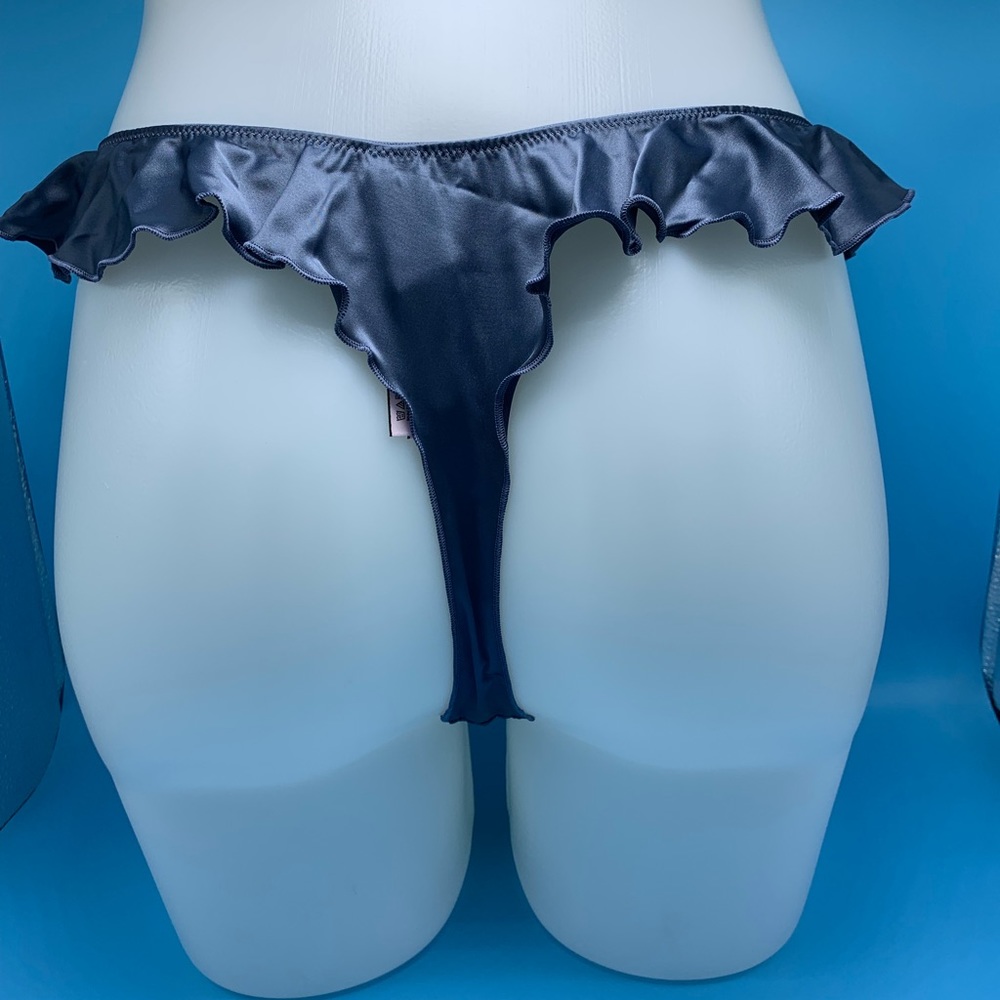 Victoria Secert thong - Picture 2 of 4